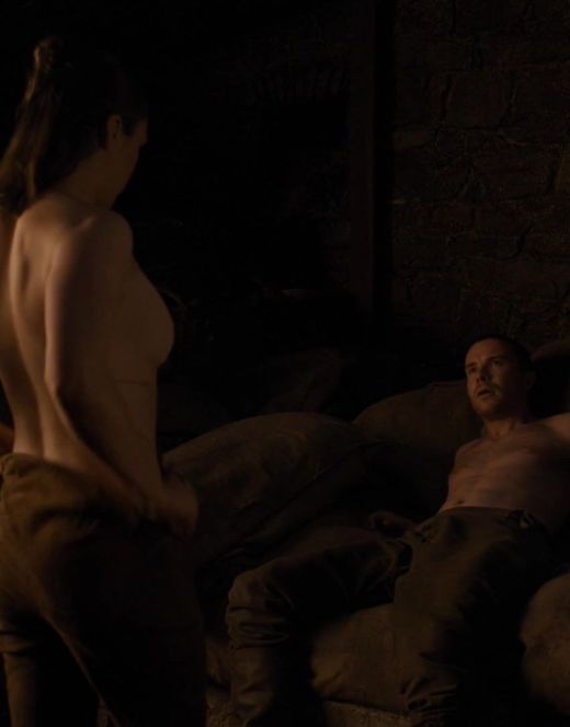 Голая Мэйси Уильямс в постельной сцене из сериала «Игра престолов»