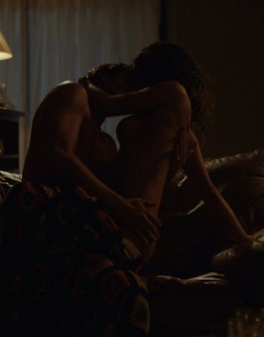 Голая Адриа Архона в сцене эротики из сериала «Нарко»