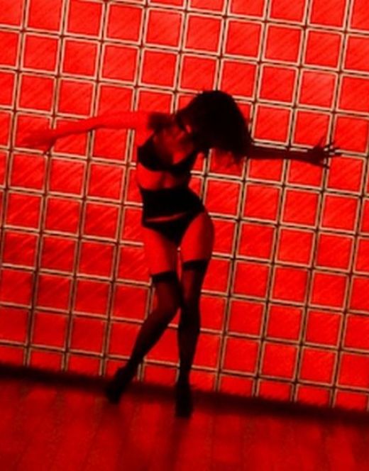 Мари Ворожи в эротическом белье из клипа