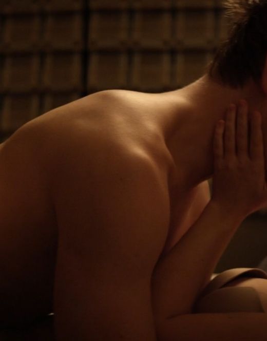 Мэдисон Айсмен в нижнем белье из постельной сцены в «Заложники в Америке» (2016)