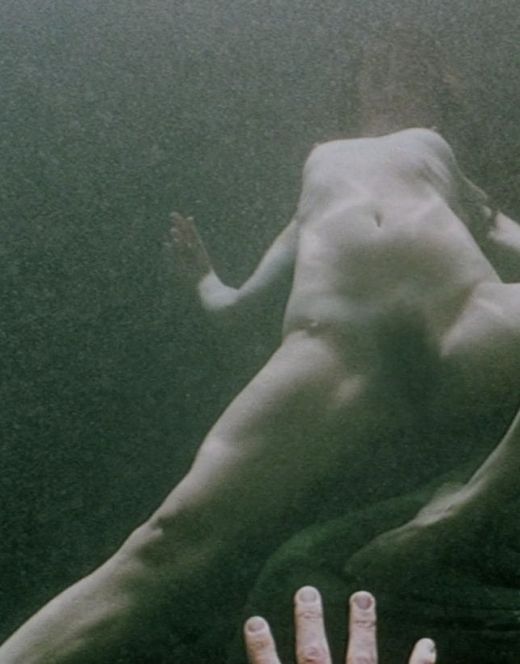 Раздетая Джульетт Льюис плавает под водой в фильме «Блуберри» (2004)
