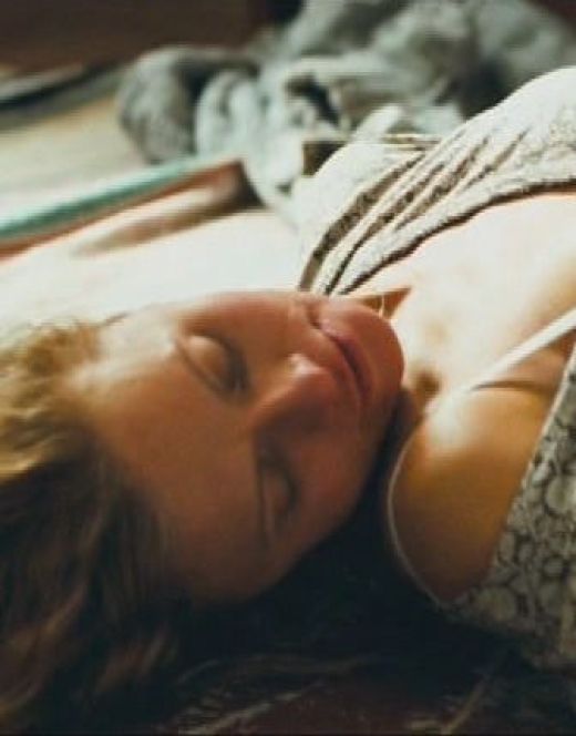 Обнаженная Татьяна Черкасова в постельной сцене из фильма «Дом на обочине»