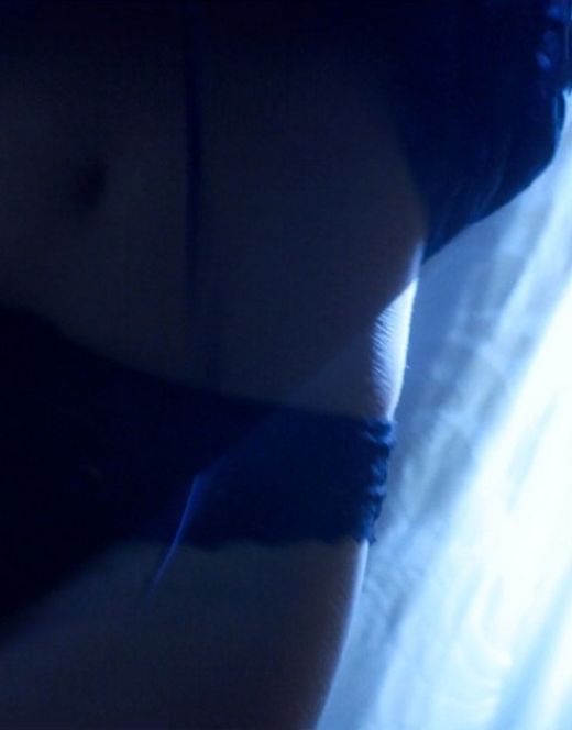 Обнаженная Адриа Архона в постельной сцене из фильма «Призрачная шестерка»