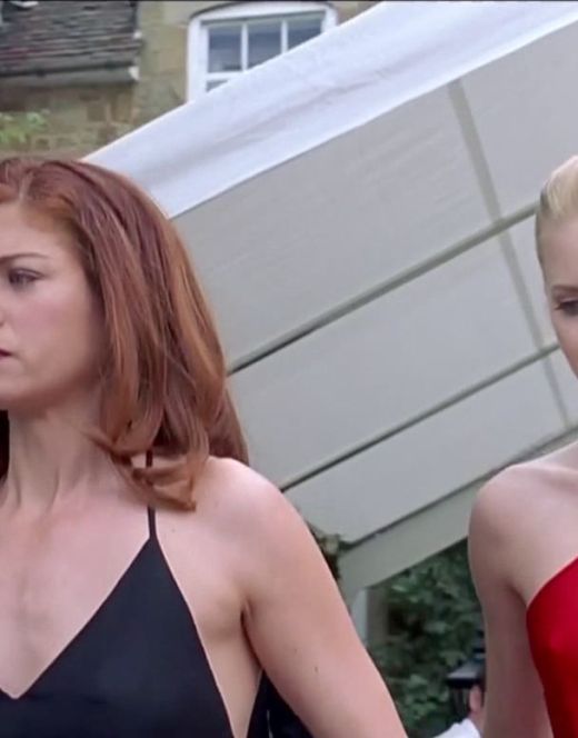 Эми Адамс в красном просвечивающемся платье в комедии «Жених напрокат» (2005)