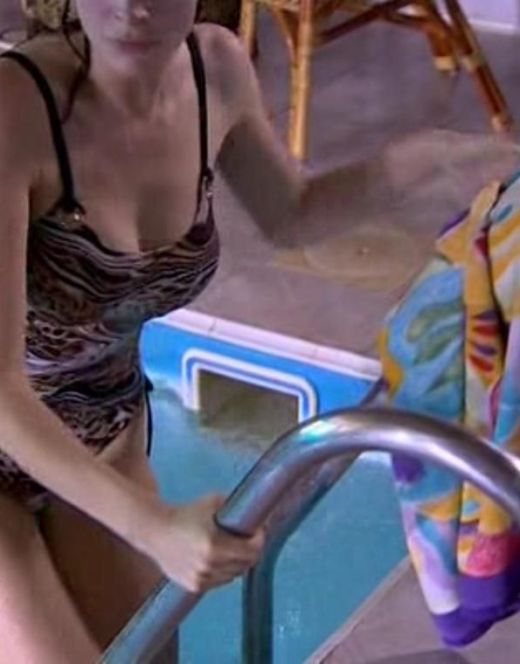 Александра Флоринская в купальнике в сериалах «Частный сыск полковника в отставке» (2009) и «Анжелика» (2010)