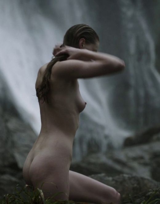 Полностью голая Алисса Сазерленд в сериале «Викинги»