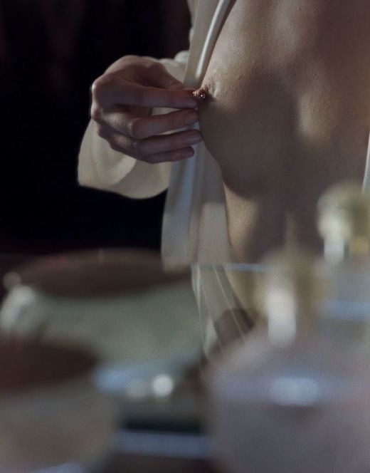Засветы голой груди и попки Мии Васиковской в киноленте «Пирсинг» (2018)