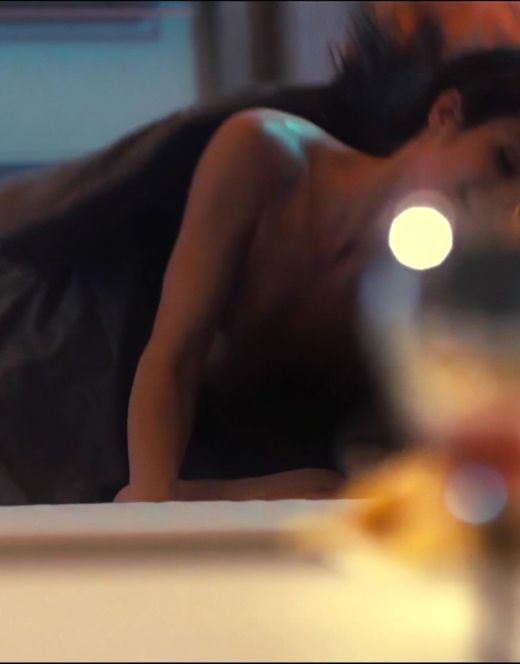 Голая Анна Пескова в постельной сцене из кино