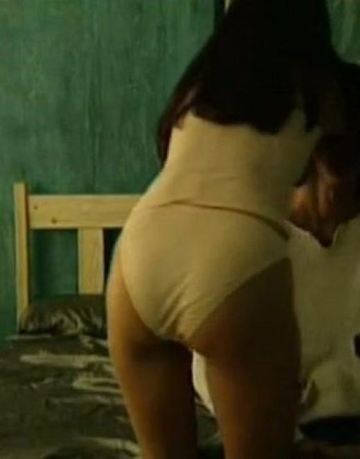 Инна Гомес в нижнем белье в фильмах «Черная комната» (2000) и «Летний дождь» (2002)