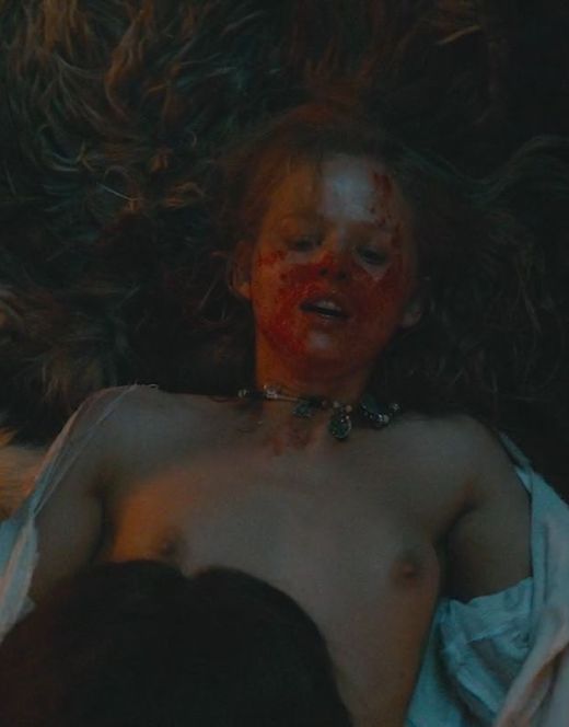 Постельная сцена с Сашей Бортич из фильма «Викинг» (голая грудь, попа, киска)