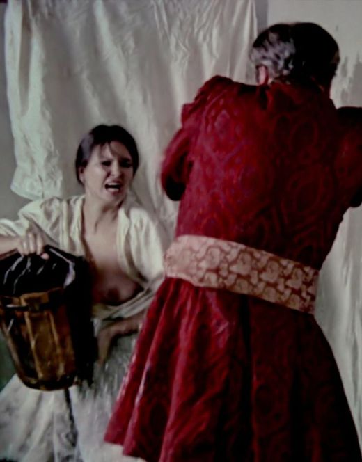 Засвет груди Анны Дымна из фильма «Рыцари и разбойники»