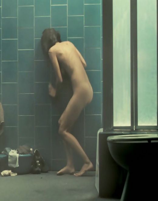 Елена Анайя принимает душ в фильме «Скелеты Железного острова» (2009)