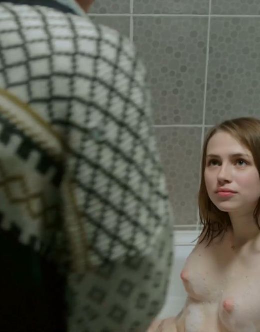 Горячие кадры с Яной Енжаевой в ванной (голая грудь)