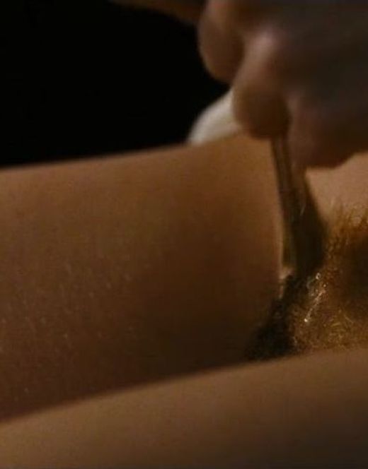 Горячие кадры с обнаженной грудью Кэрис ван Хаутен из кино
