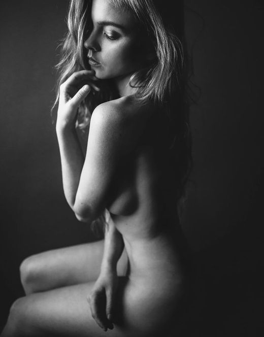 Черно-белая эротическая фотосессия с обнаженной Ксенией Отиновой