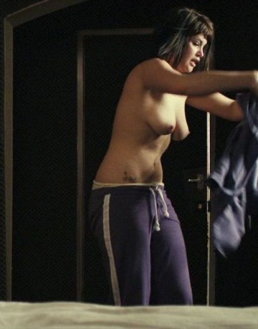 Полностью голая Джемма Артертон на горячих кадрах из кино