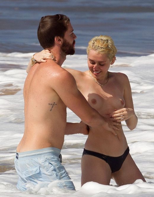 Майли Сайрус показала голую грудь на пляже