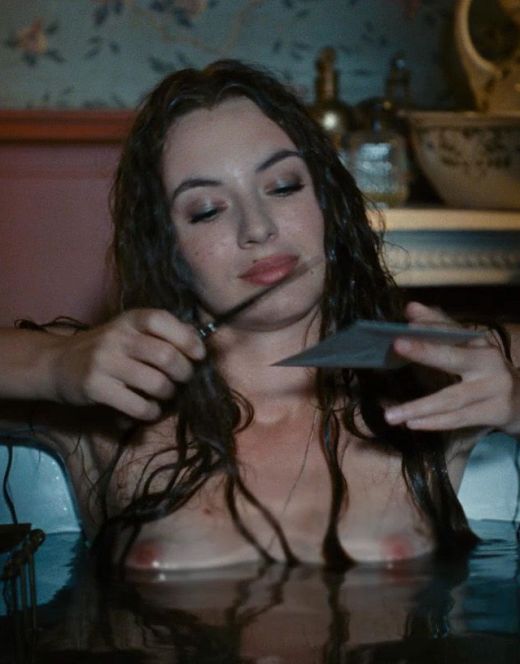 Луиз принимает ванную в фильме «Необычайные приключения Адель» (2010)