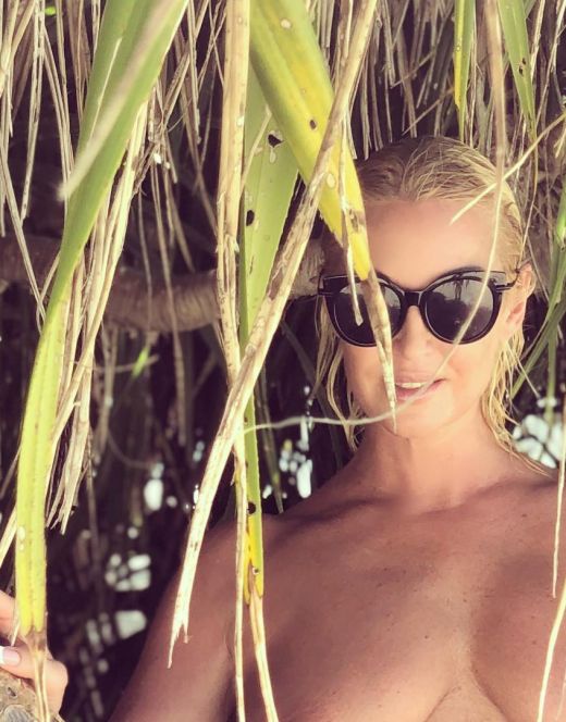 Волочкова опять вернулась на Мальдивы и публикует фото в купальнике (2019)