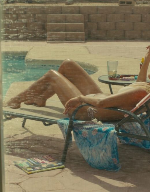 Сара Полсон в купальнике из фильма «Щегол»