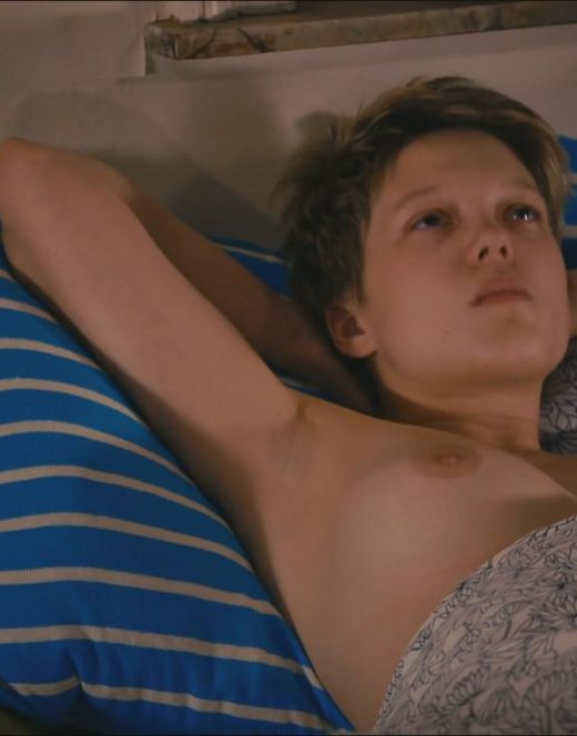 Полностью голая Адель Экзаркопулос в постельных сценах из кино