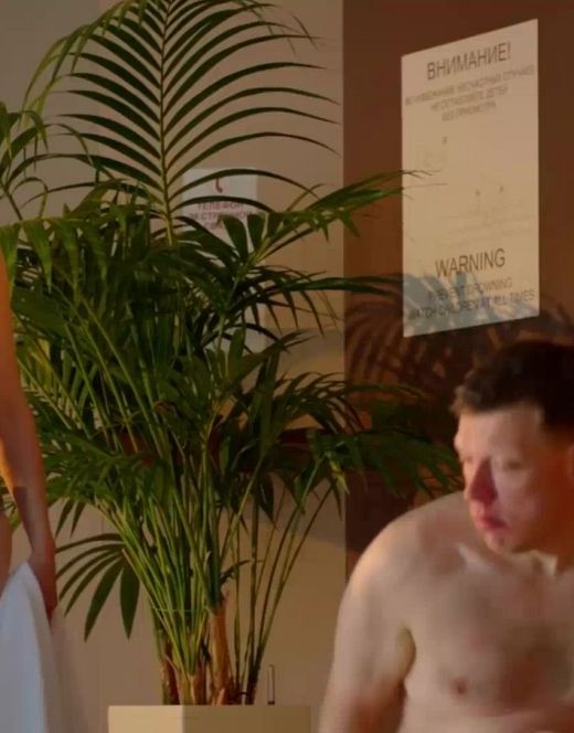 Анна Бегунова в купальнике в сериале «Отель Элеон» (2016)