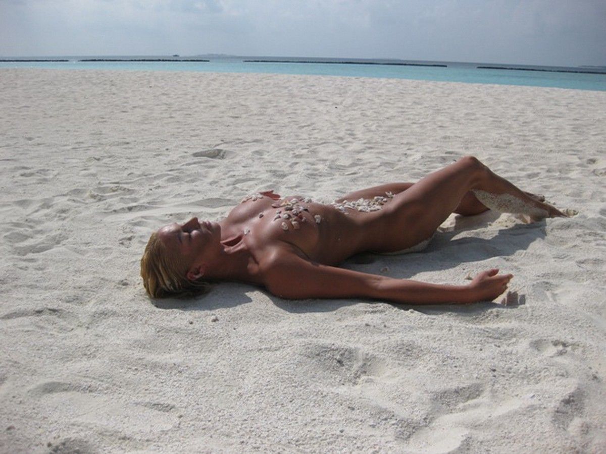 Голая Анастасия Волочкова на горячих фото с отдыха на Мальдивах.