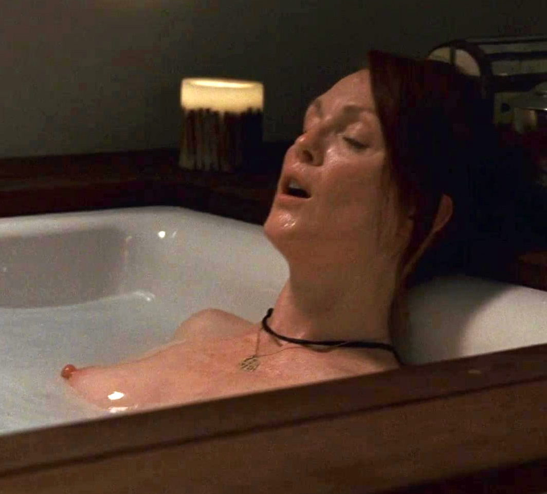 Полностью голая Джулианна Мур на горячих кадрах из кино.