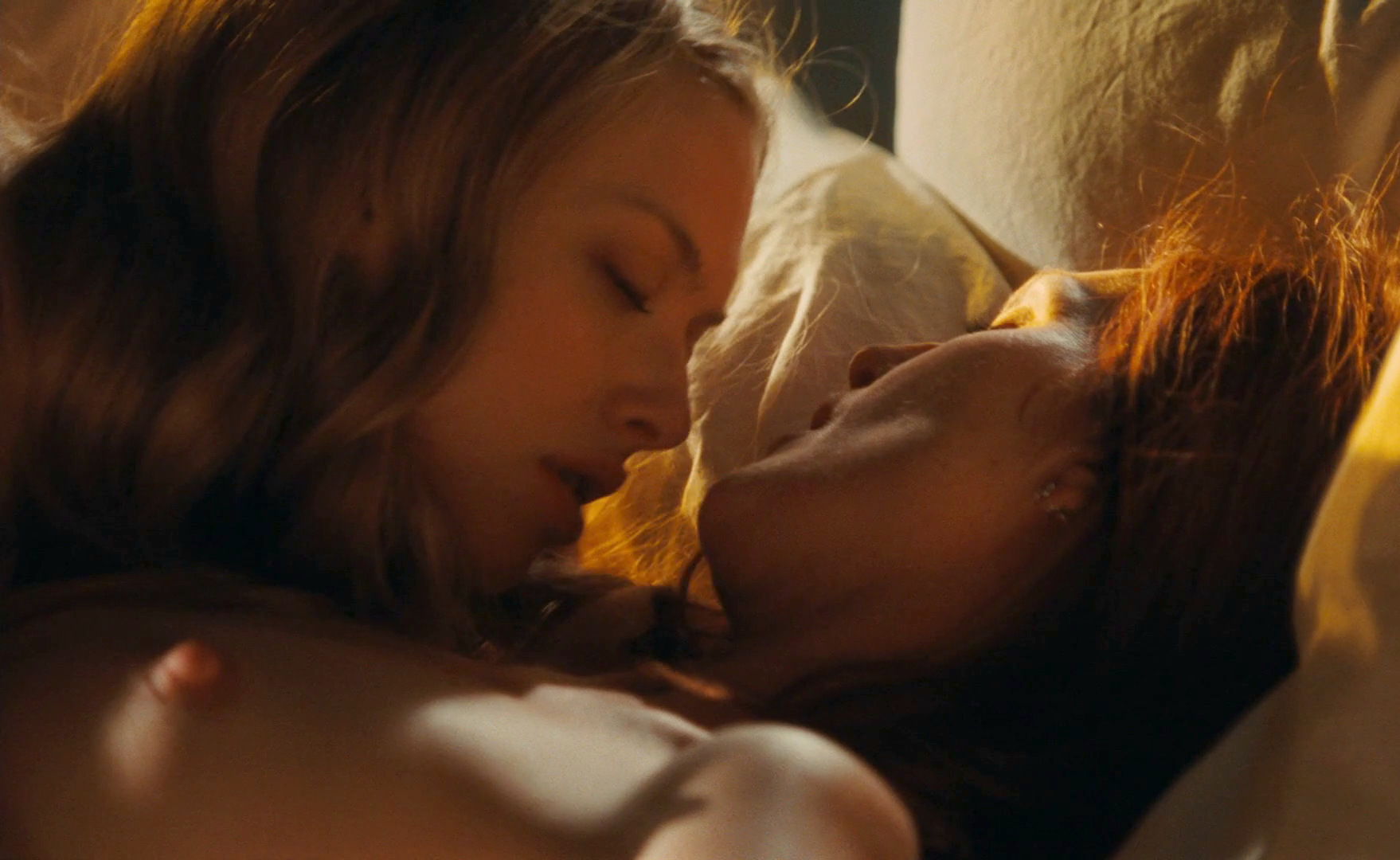Полностью голая Джулианна Мур на горячих кадрах из кино.