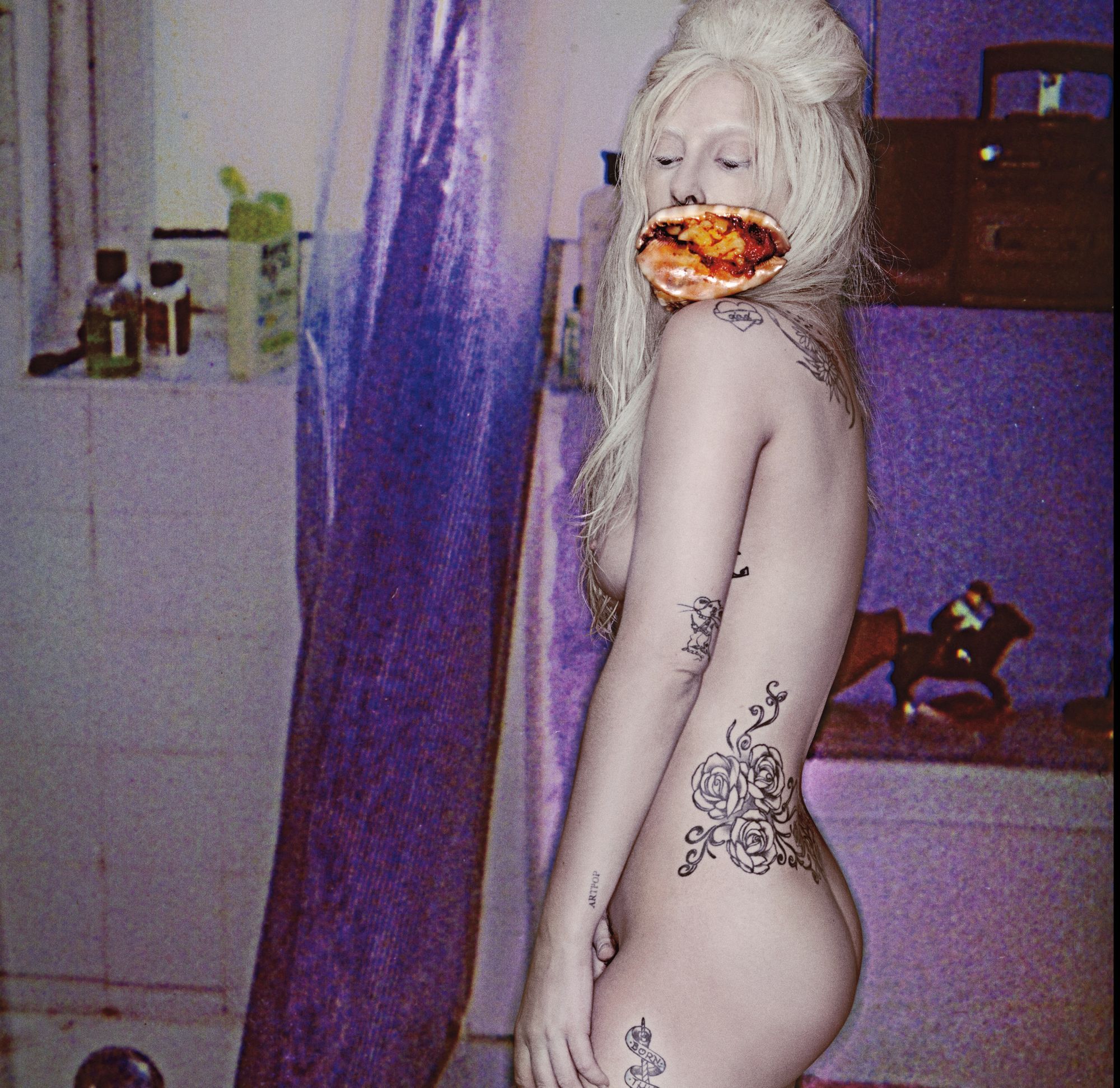 Полностью голая Леди Гага в мужских журналах.