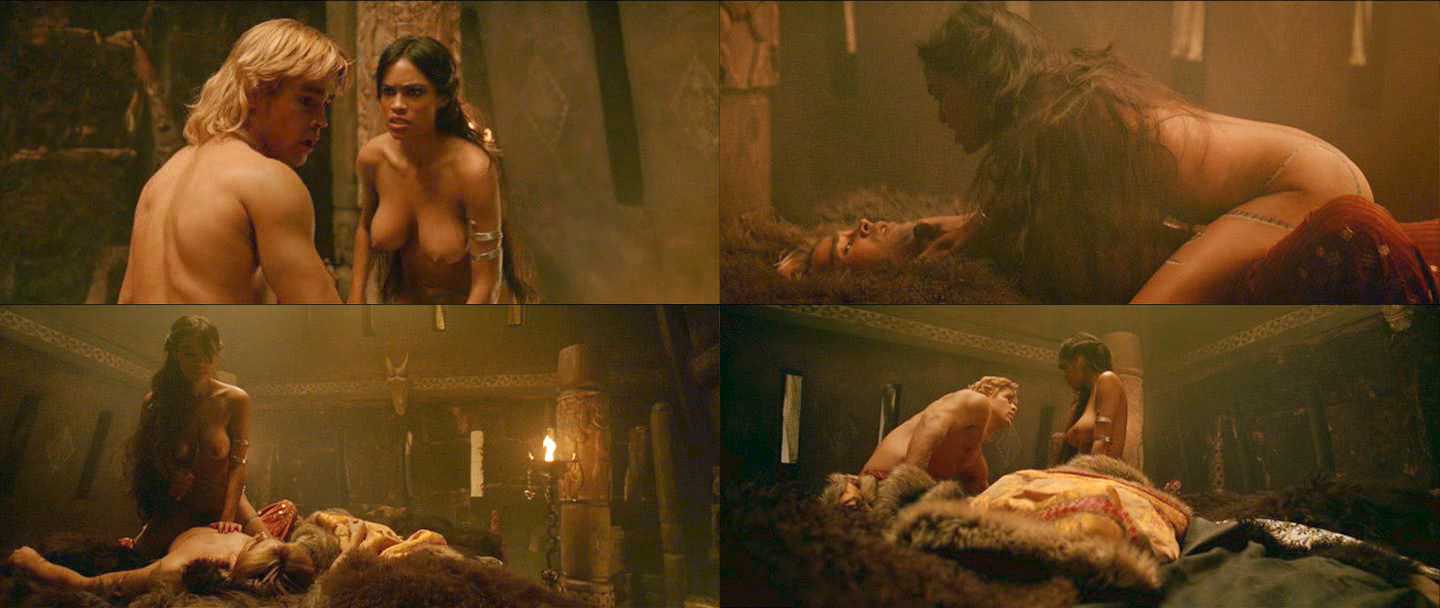 Полностью голая Розарио Доусон на эротических кадрах из кино.