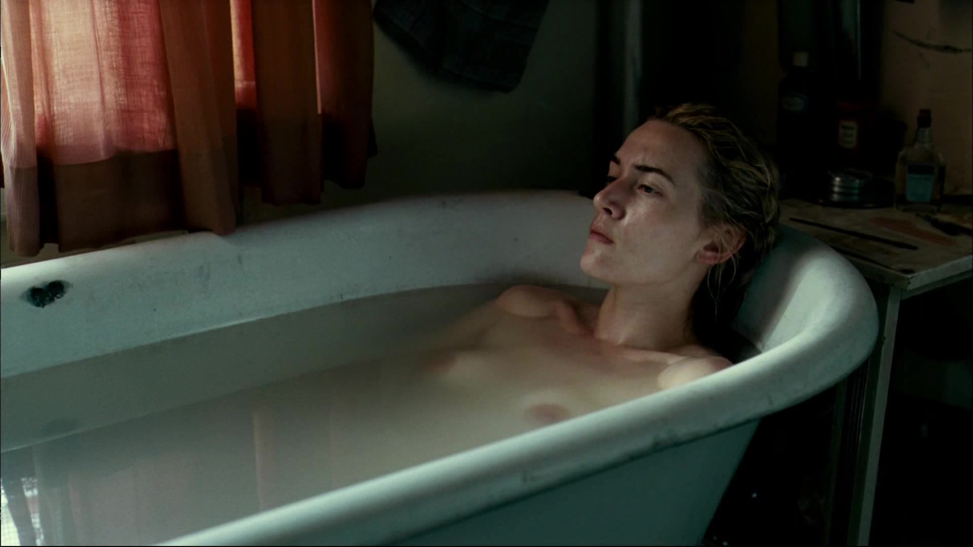 Полностью голая Кейт Уинслет из эротических сцен в кино.