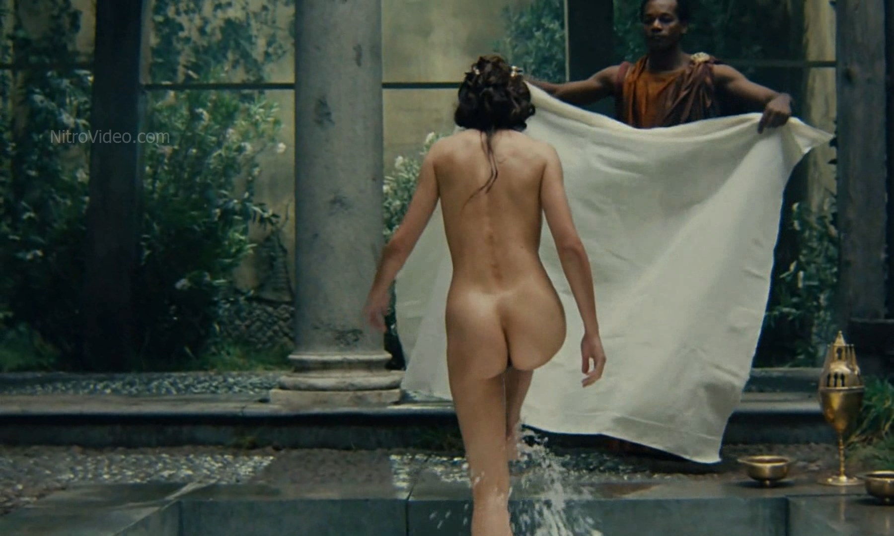 Голая Кароль Буке на эротических кадрах из кино.