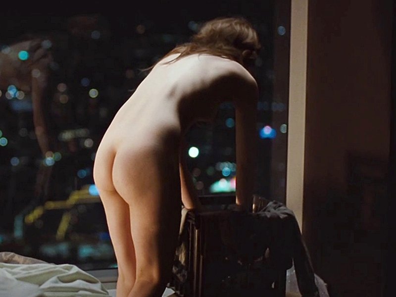 Полностью голая Эмили Браунинг на горячих кадрах из фильма "Спящая кра...