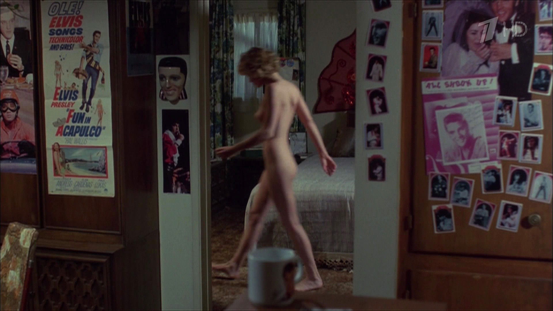 Полностью голая Мишель Пфайффер на кадрах из кино.