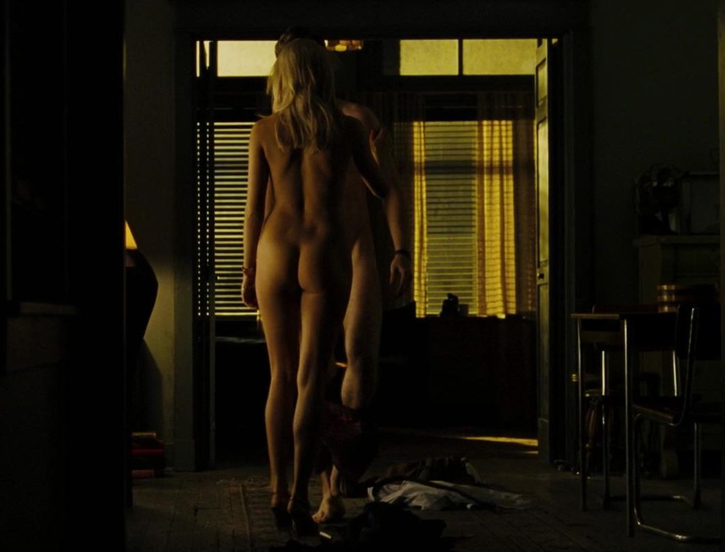 Полностью голая Сиенна Миллер на горячих кадрах из кино.