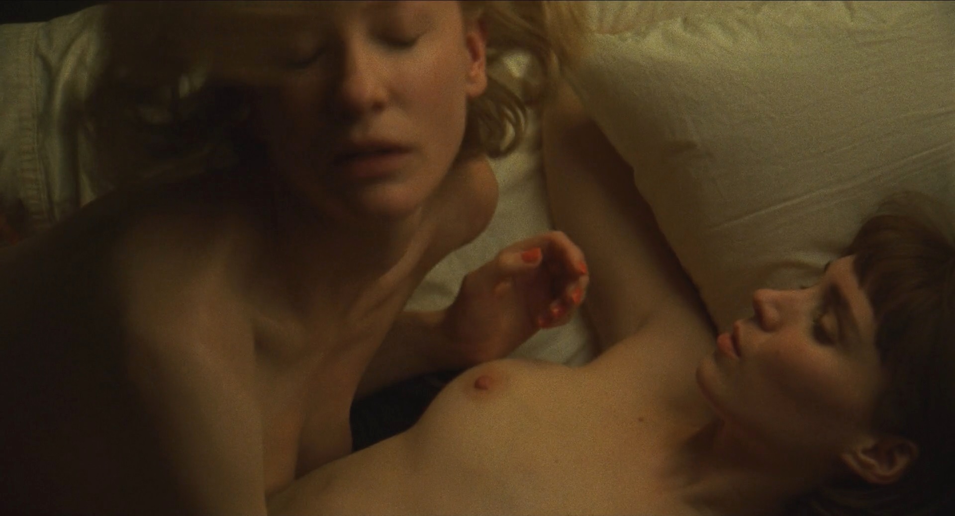 Горячие кадры с обнаженной Руни Мара из фильма "Кэрол" (грудь) .