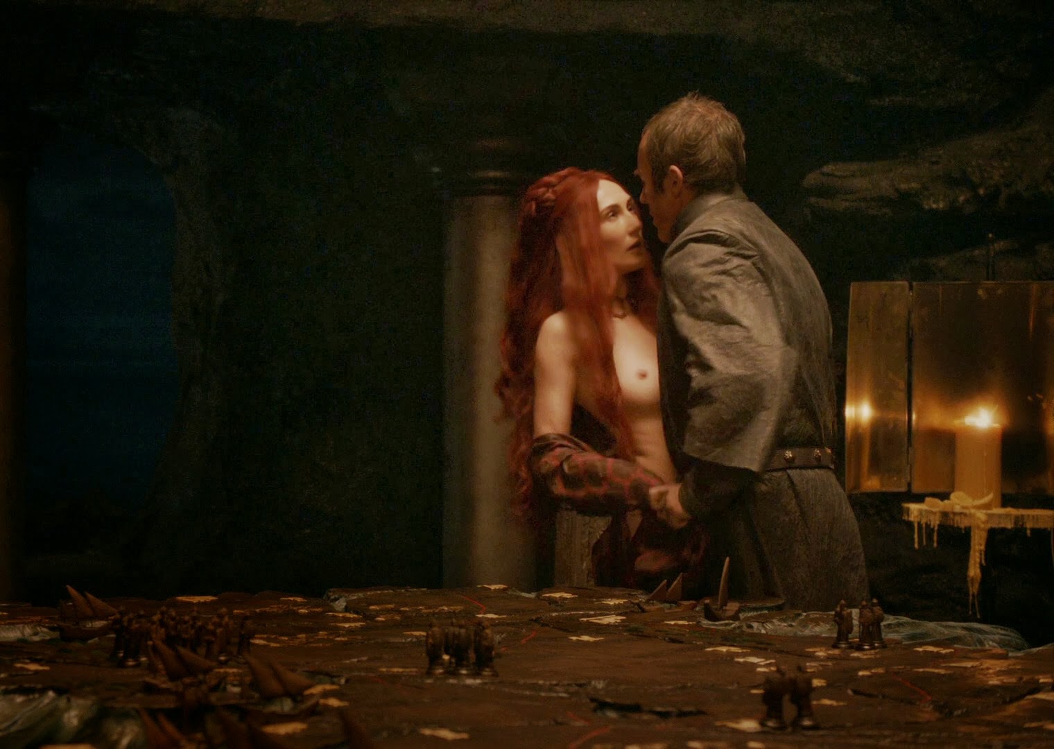 Полностью голая Кэрис ван Хаутен в сериале "Игра престолов" .