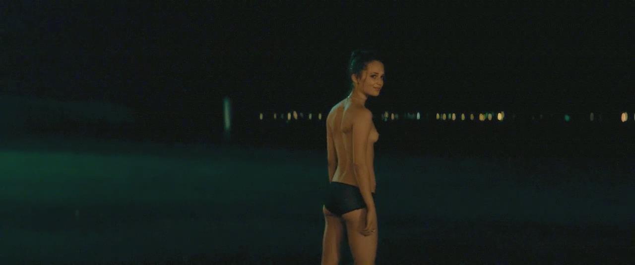 Полностью голая Алисия Викандер на горячих кадрах из кино.