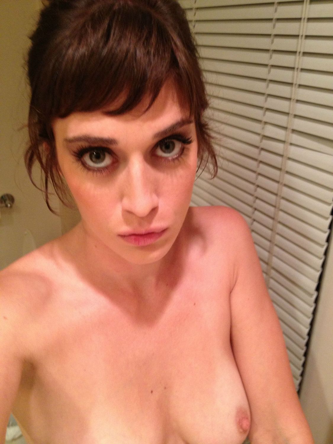 Lizzy caplan leaked nude