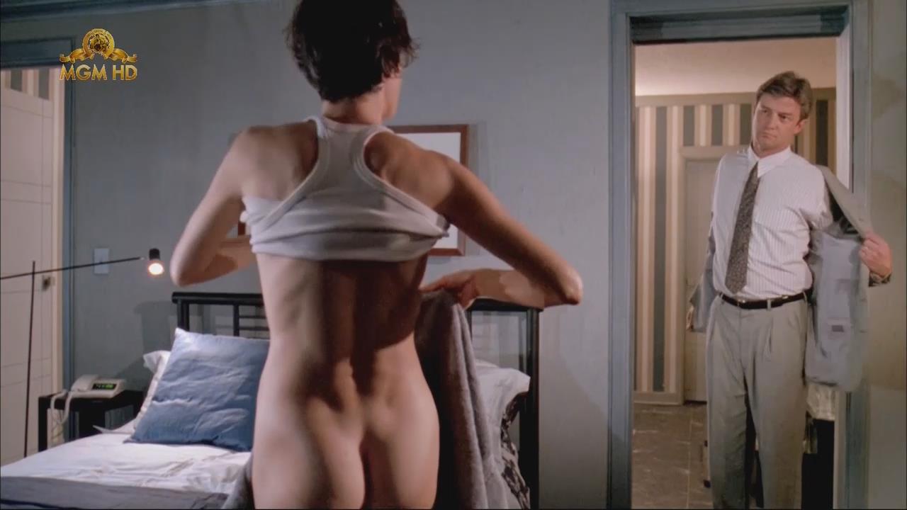 Полностью голая Шон Янг на кадрах из кино.