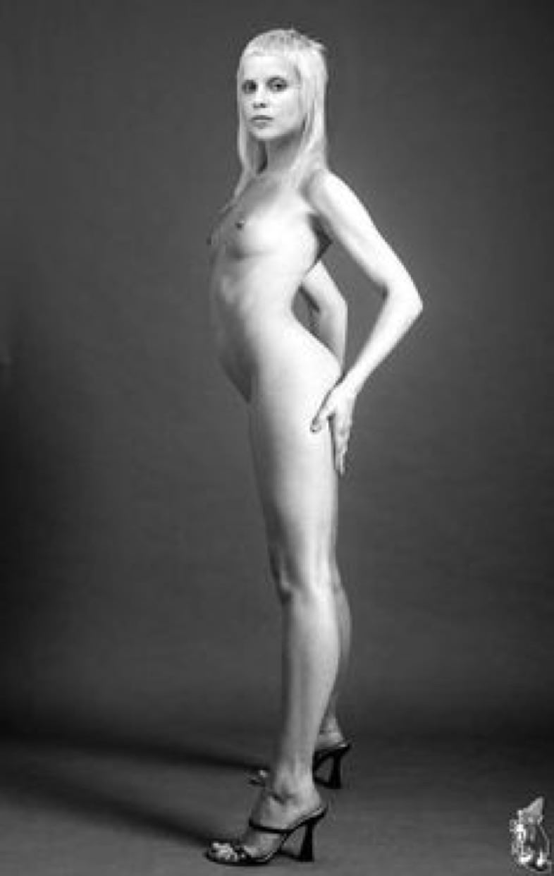 Полностью голая Йоланди Фиссер на горячих фото.