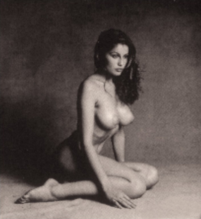 Полностью голая Летиция Каста на фото из эротических журналов.