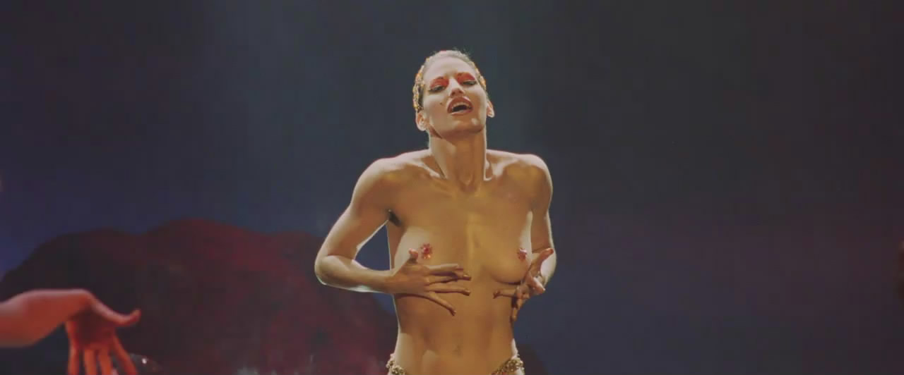 Полностью голая Джина Гершон в кинофильме "Шоугёлз" (1995) .