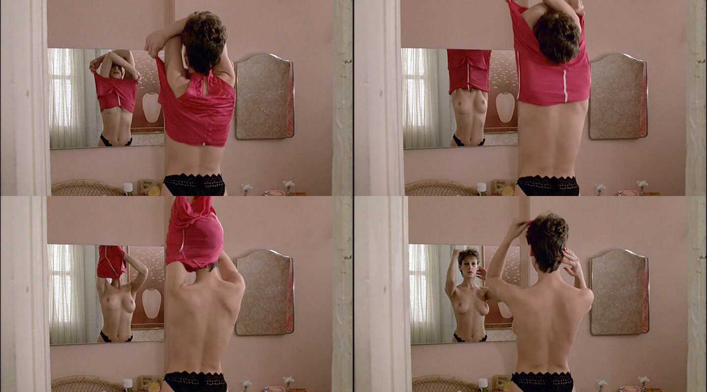 Кадры с голой Джейми Ли Кертис из фильмов (грудь) .