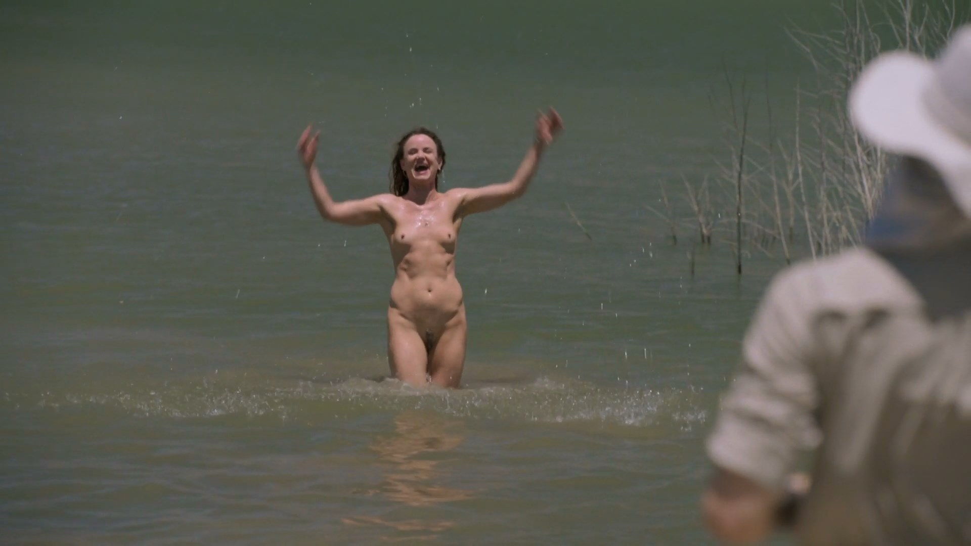 Полностью голая Джульетт Льюис в сериале "Кемпинг" (с 2018) .