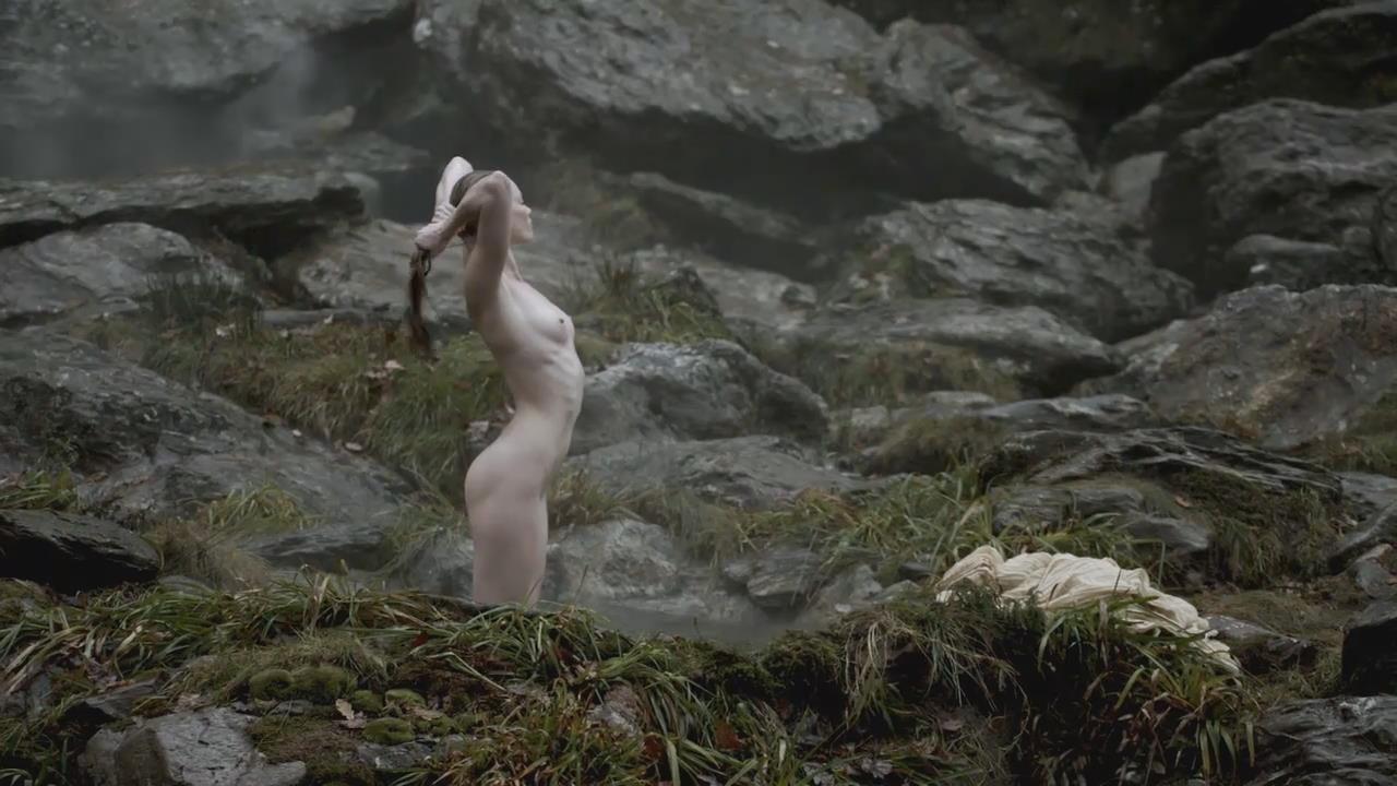 Полностью голая Алисса Сазерленд в сериале "Викинги" .