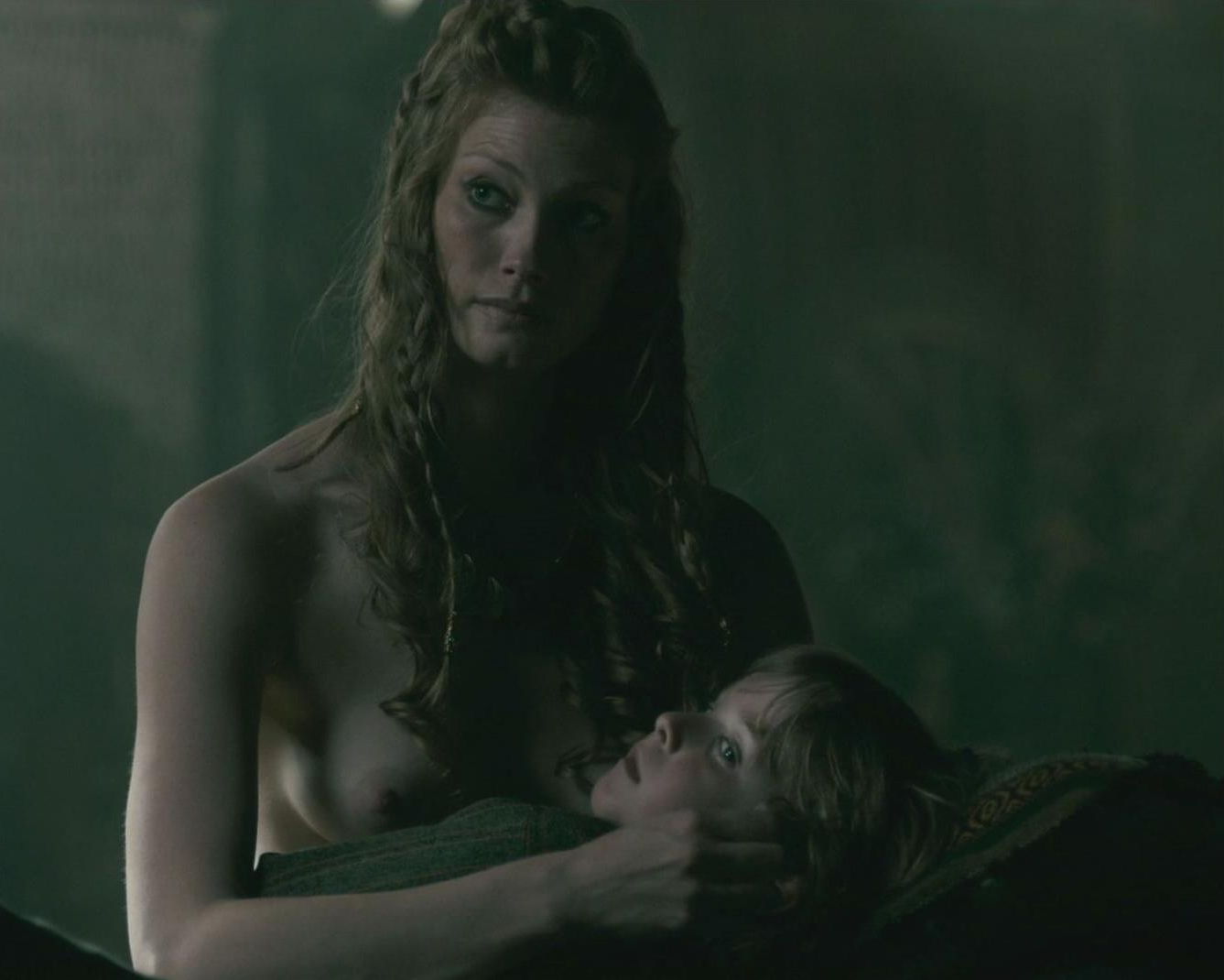 Полностью голая Алисса Сазерленд в сериале "Викинги" .