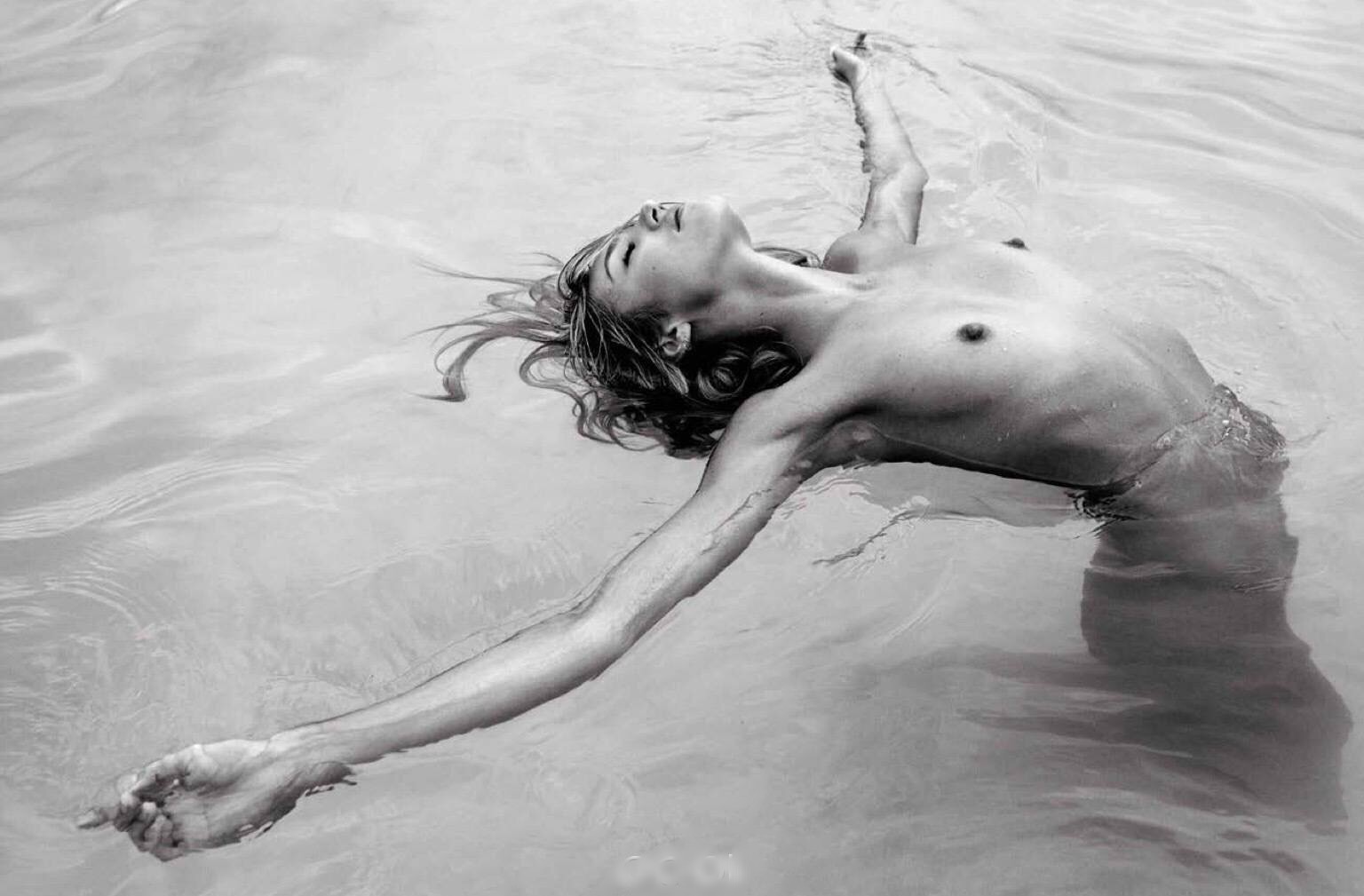 Полностью голая Кэндис Свейнпол в эротических фотосессиях.