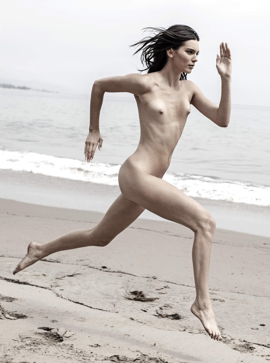 Полностью голая Кендалл Дженнер в эротическом фотосете на пляже.